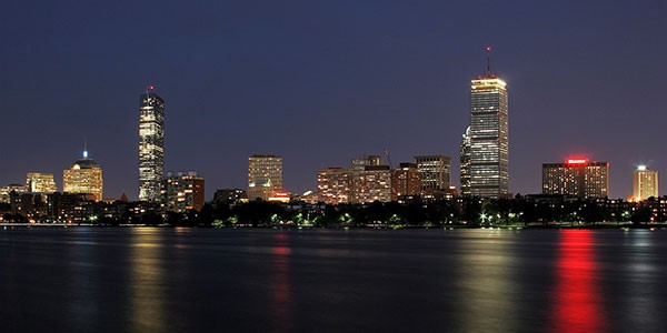 Vista nocturna del puerto de Boston