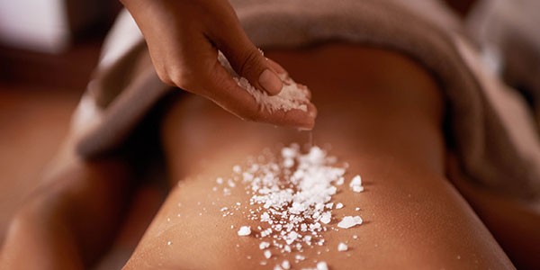 Tratamientos de belleza y masajes en el spa de Six Senses Laamu