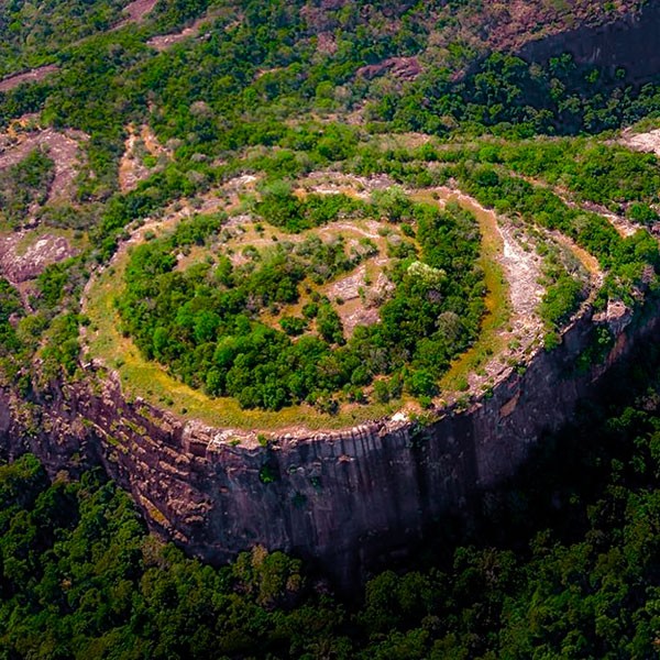 Trekking en Sri Lanka a Danigala, The Alien Mountain