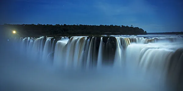 Visita nocturna a las cataratas de Iguazú en Argentina