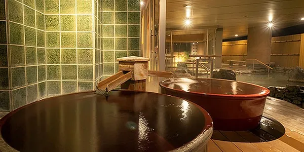 Baño onsen en el Hotel Associa, Takayama, Japón