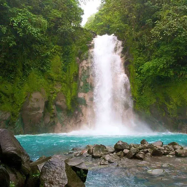 Costa-Rica-Volcan-Tenorio-cascada-Rio-Celeste Nayara Springs 5 estrellas Volcán Arenal