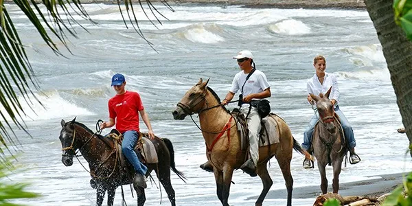 Paseo a caballo por la playa en Puerto Viejo, Costa Rica