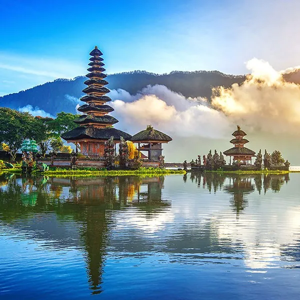 Templo Ulun Danu en Bali, Indonesia, en el viaje combinado con Japón