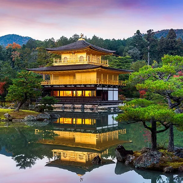 Templo Kinkakuji o pabellon de oro en Kioto, Japón