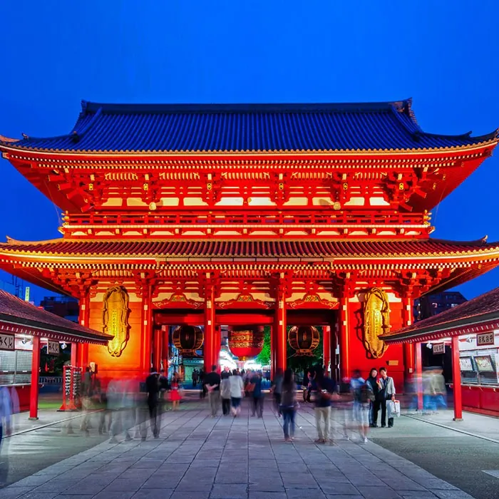 Templo rojo Sensoji en Tokio, inicio del combinado Japón y Bali