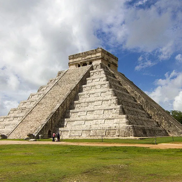 Pirámide del castillo en Chichen Itzá, México
