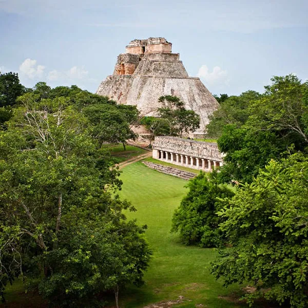 Uxmal, pirámide del mago, México
