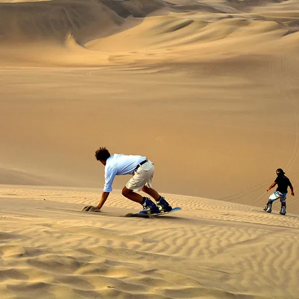 Actividades de aventura en Perú: sandboard en las dunas de Paracas
