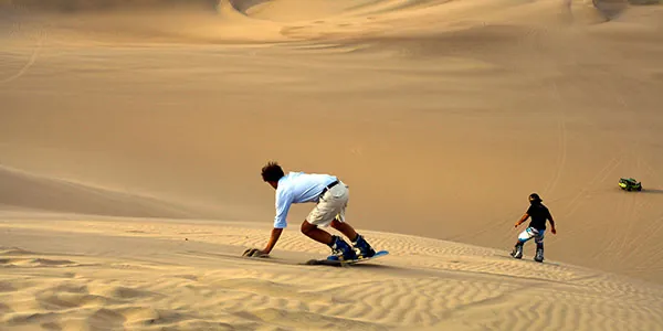 Sandboard en las dunas de Paracas, turismo activo en los viajes a Perú
