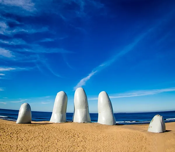 Playa Punta del Este Uruguay escultura dedos