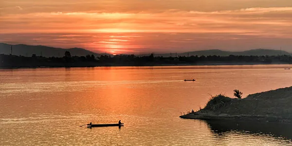Navegar por el Mekong en los viajes a Laos