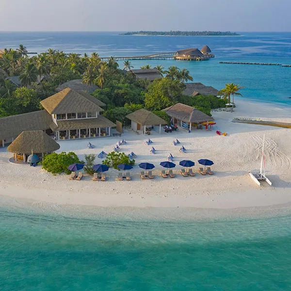 Playa de Maldivas en el resort Faarufushi