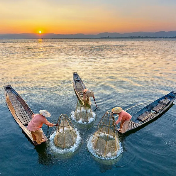 Pescadores Intha en el lago Inle, Myanmar