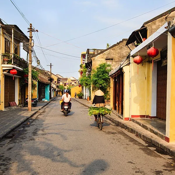Calle de Hoi An en el viaje combinado Vietnam y Maldivas