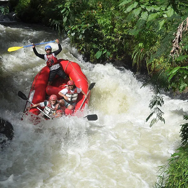 Descenso por el río Ayung en el viaje de aventura en Indonesia