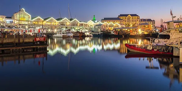 Vista nocturna del puerto en Ciudad del Cabo