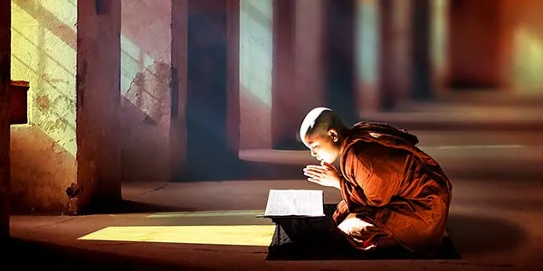 Monje budista en monasterio