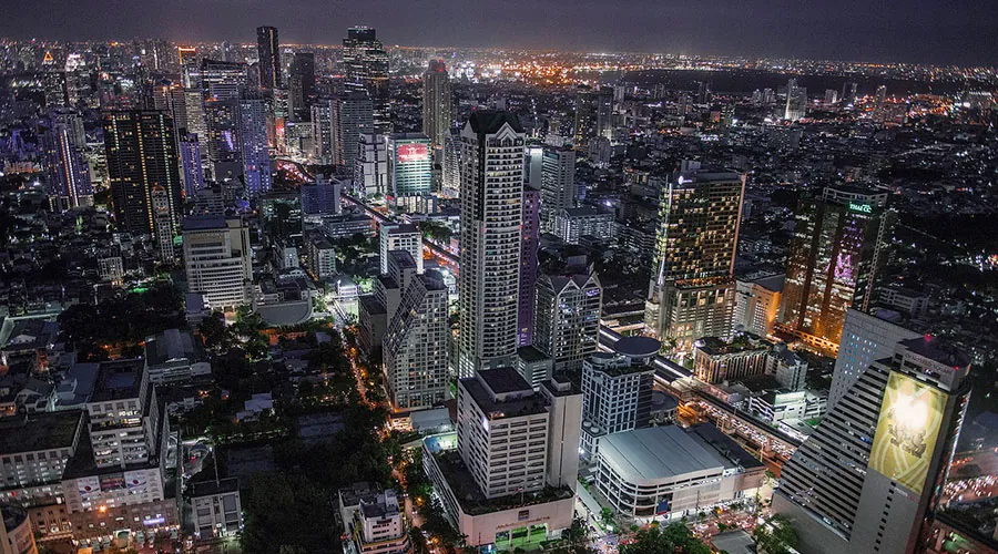 Vista panorámica de las calles Silom y Sathorn en Bangkok