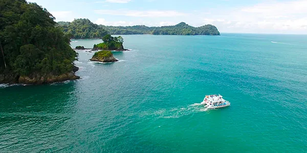 Paseo en catamarán por la costa de Manuel Antonio