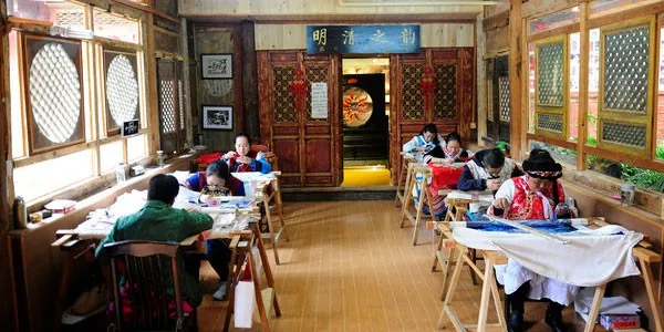 Visita al Baisha Naxi Embroidery Institute en el viaje a Yunnan y Sichuan
