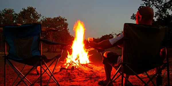 Cena en la sabana en el safari a Kenia con niños